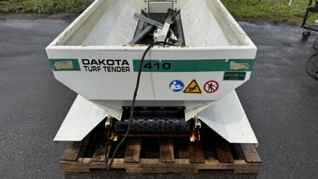 Dakota-410-Turf-Tender-Utility-Vehicle-Mounted-Top-Dresser-6-800×600-1