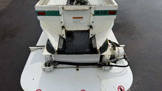Dakota-410-Turf-Tender-Utility-Vehicle-Mounted-Top-Dresser-3-1024×768-1