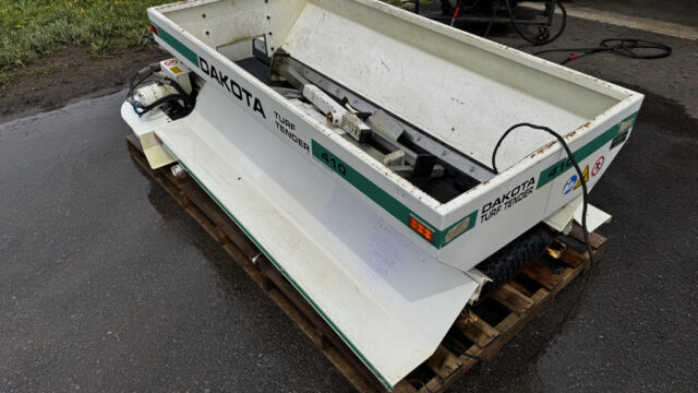 Dakota-410-Turf-Tender-Utility-Vehicle-Mounted-Top-Dresser-4-1024×768-1