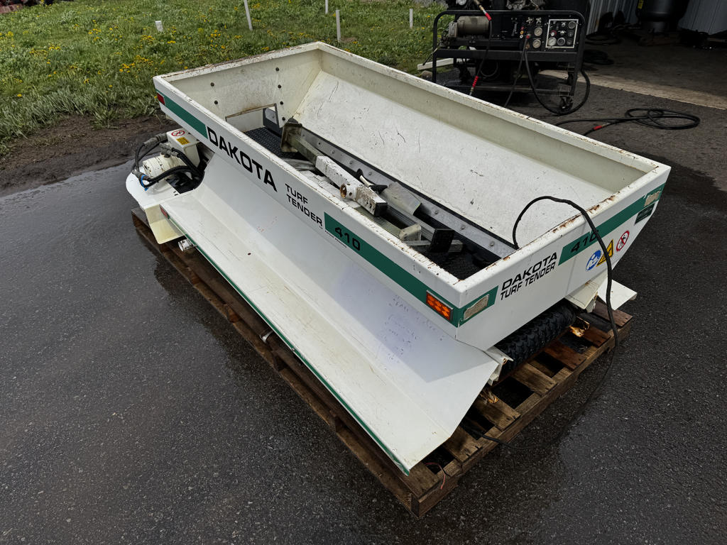 Dakota-410-Turf-Tender-Utility-Vehicle-Mounted-Top-Dresser-4-1024×768-1