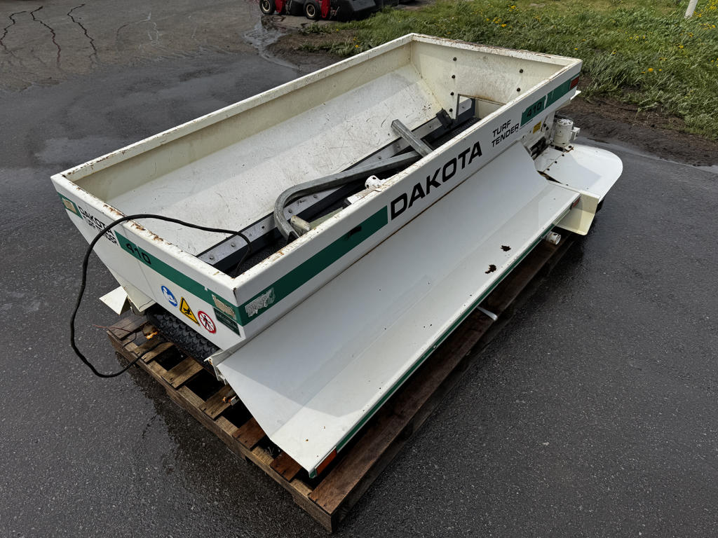 Dakota-410-Turf-Tender-Utility-Vehicle-Mounted-Top-Dresser-5-1024×768-1