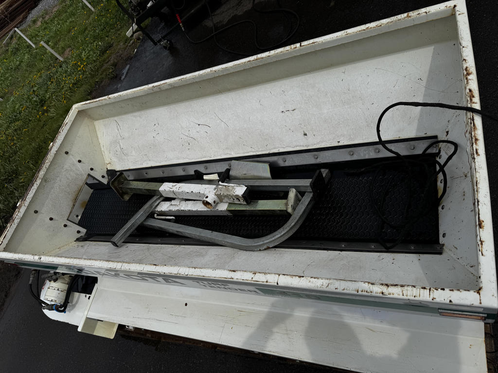 Dakota-410-Turf-Tender-Utility-Vehicle-Mounted-Top-Dresser-7-1024×768-1