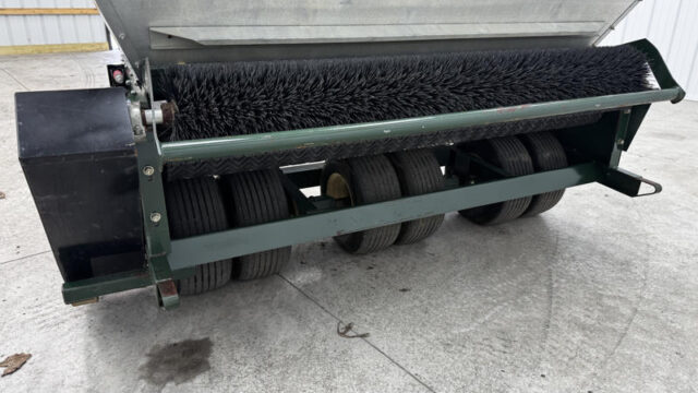 Turfco-Metermatic-III-Pull-Behind-Top-Dresser-7-800×600-1