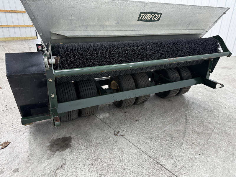 Turfco-Metermatic-III-Pull-Behind-Top-Dresser-7-800×600-1