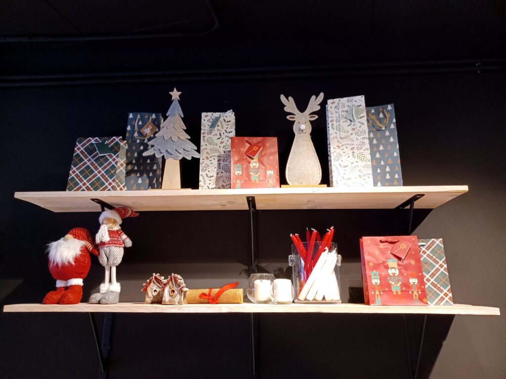 shelf-christmas-decoration-1024×768-1-2-5-1