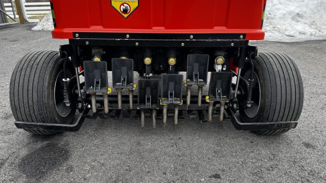 Jacobsen-Greensaire-24-GA24-Walk-Behind-Aerator-4.jpg.a8332e04be7a95978b37e5cacfb37363.jpg