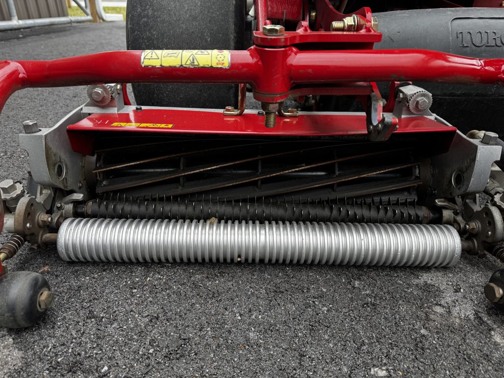 Toro-Greensmaster-3250-Diesel-3WD-Greens-mower-1.jpg.28e5795671e8df84115c346d86a6dc06.jpg