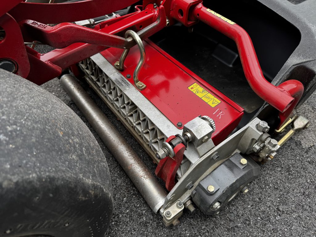 Toro-Greensmaster-3250-Diesel-3WD-Greens-mower-2.jpg.bcb25329703bb6f7cd1a5ae22b0f0690.jpg