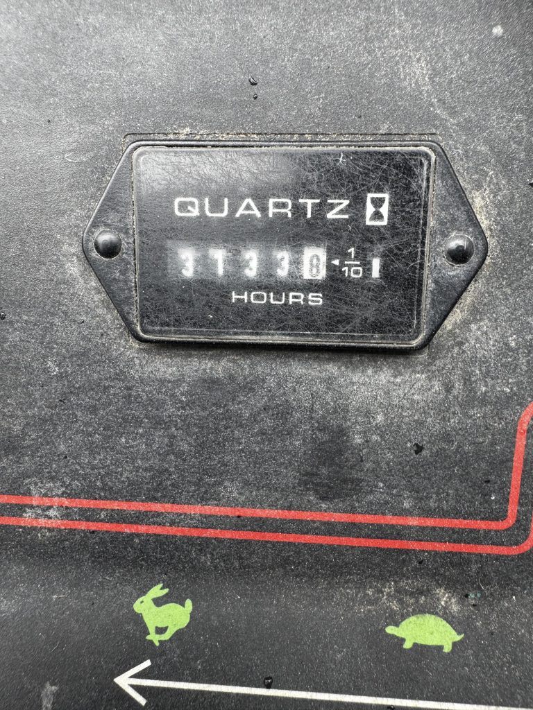 Toro-Greensmaster-3250-Diesel-3WD-Greens-mower-8.jpg.0e901bf1e76cd8302b309636e57eebb8.jpg