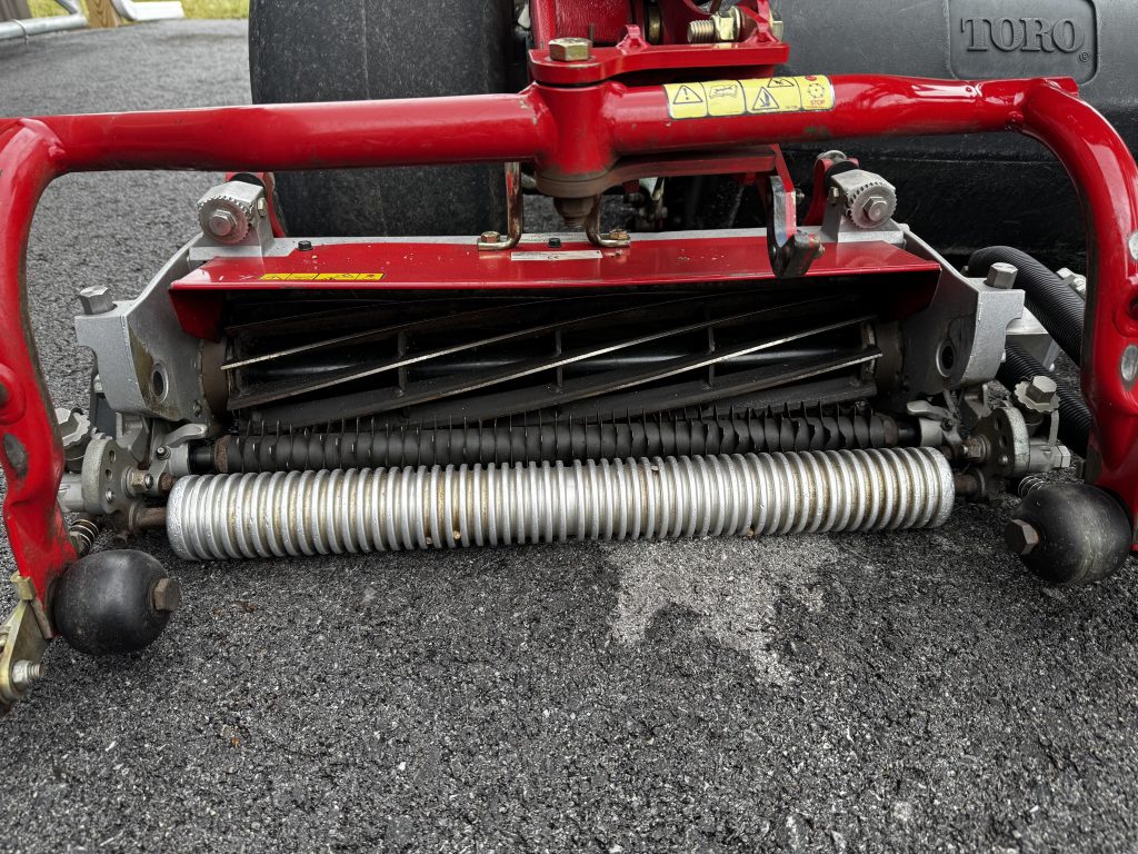Toro-Greensmaster-3250-Diesel-Greens-Mower-1.jpg.df2ee02515756886c05579c102817beb.jpg
