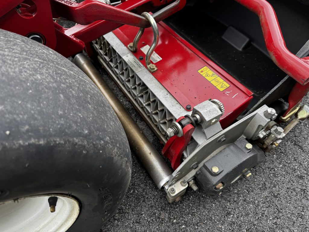 Toro-Greensmaster-3250-Diesel-Greens-Mower-2.jpg.a3508eee259c24acf7446f2a52265f54.jpg